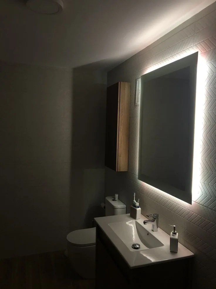 Baño acabado con espejo LED